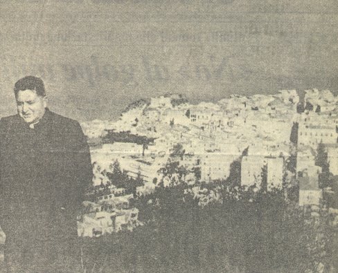 Don Salvatore Anastasio e lo sfondo panoramico di Tropea