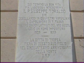 Tropea. Palazzo Toraldo Serra: Epigrafe Commemorativa.