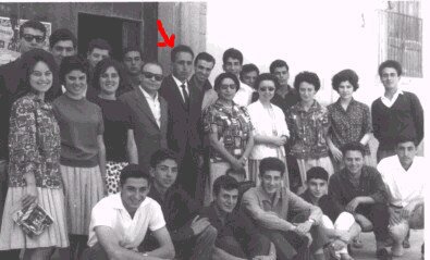 Il Prof. Lo Cane con i suoi allievi di Liceo nell'anno 1962