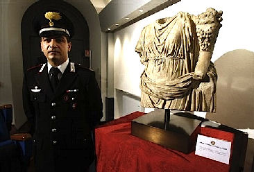 Il Maresciallo Michele Speranza e la statua della Fortuna recuperata